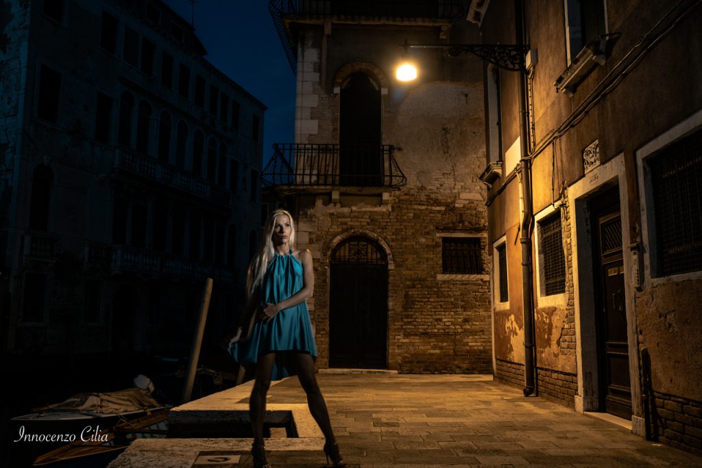 ritratto di donna di notte a Venezia