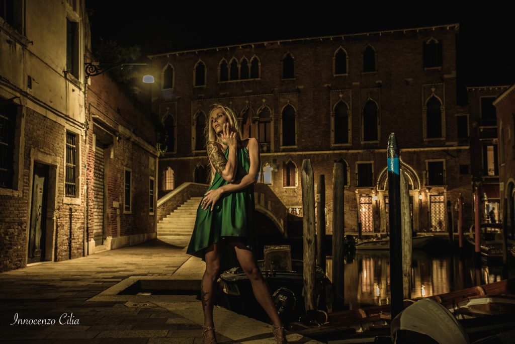 ritratto di donna di notte a Venezia