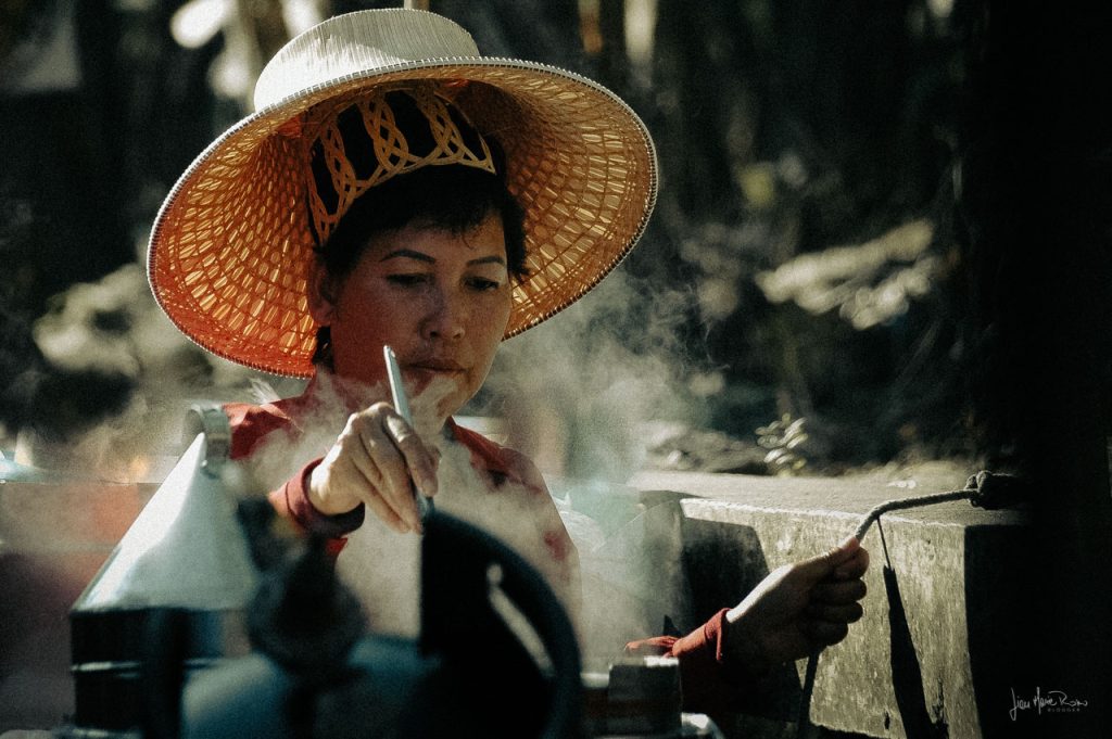donna che cucina in Vietnam